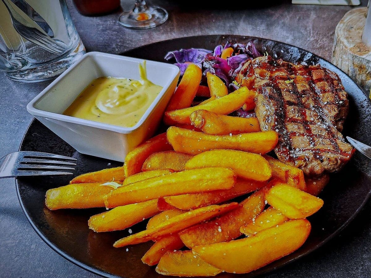 After: Steak, chips & béarnaise, Dark & Moody look