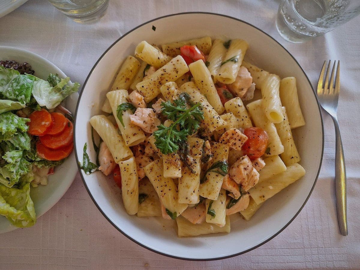 After: Salmon rigatoni, Restaurant Table look
