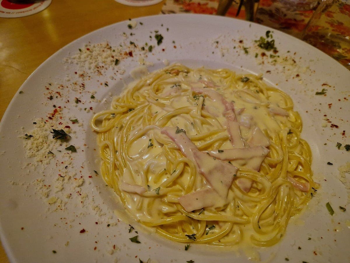 After: Spaghetti carbonara, Restaurant Table look