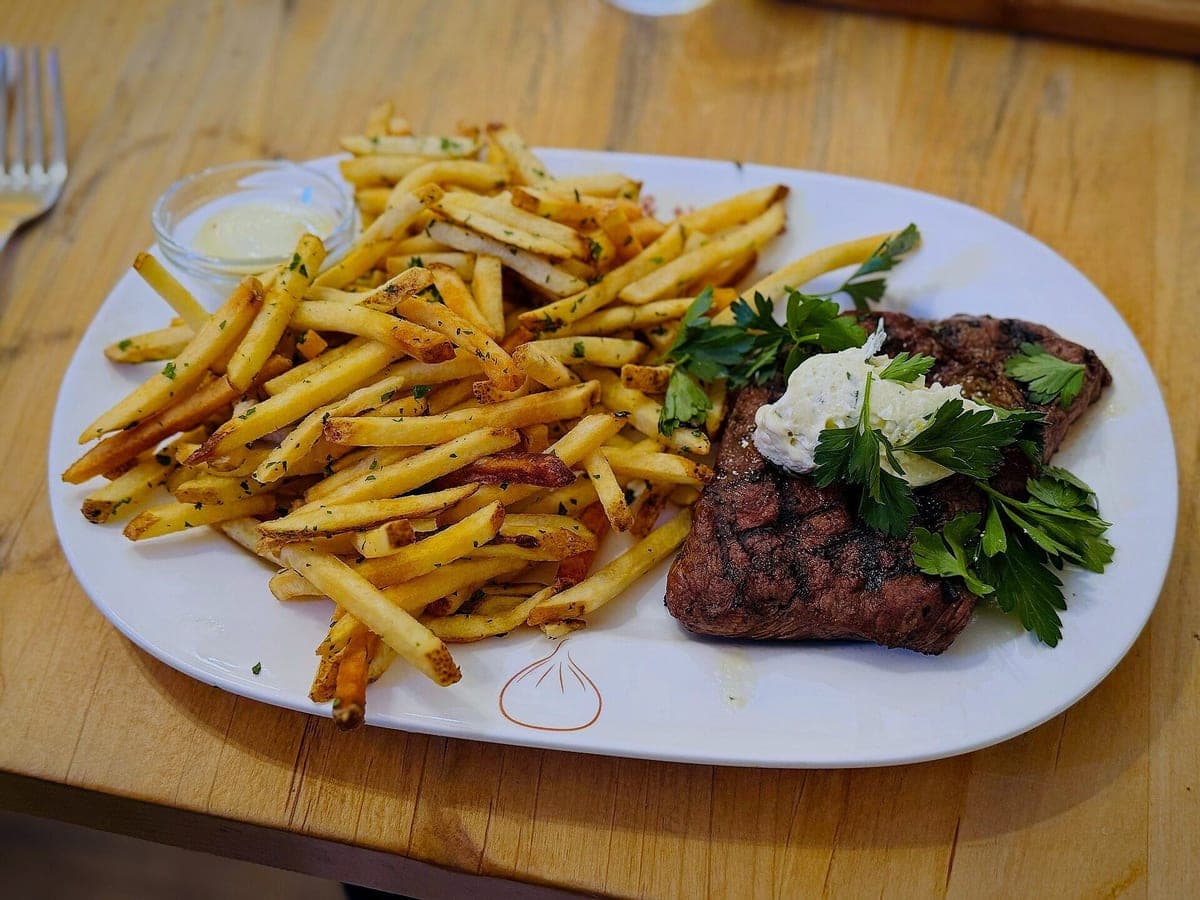 After: Steak frites, Restaurant Table look