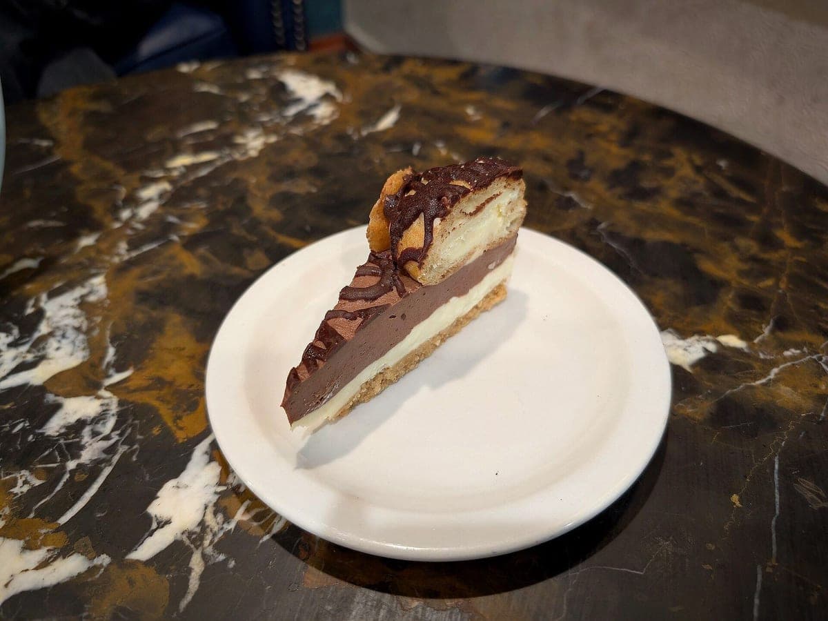 After: Chocolate cheesecake, Restaurant Table look